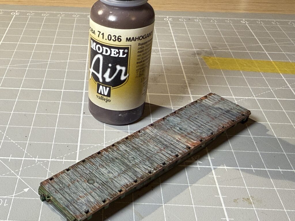 Weathering flarcars using Vallejo Mahogany color